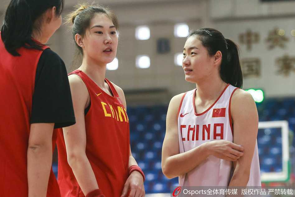 剑指里约,玫瑰再绽放 马赫双手插兜,站在场边凝视着场上的训练,他的身影仿佛一座灯塔,指引着中国女篮这艘航船驶向里约的港湾。