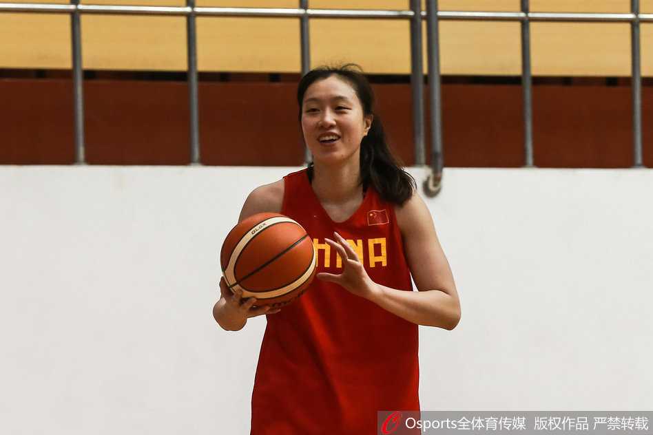 剑指里约,玫瑰再绽放 李梦在外线果断出手三分,吴迪在一旁专注地观摩学习,篮球馆内回响着球鞋摩擦地板的尖锐声。