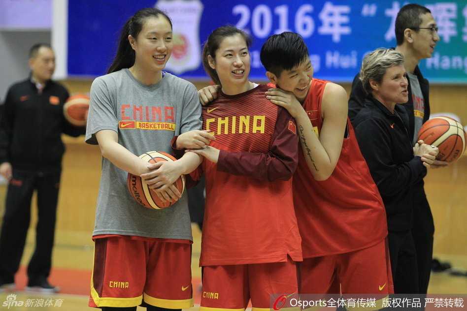 剑指里约:中国女篮巾帼们的备战故事 老将陈楠在训练中稳稳出手投篮,篮球在空中划出优美弧线,仿佛承载着中国女篮重返奥运巅峰的梦想。