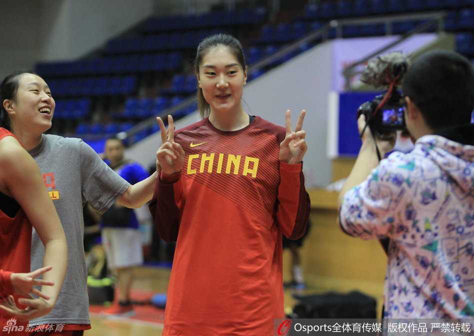 剑指里约:中国女篮巾帼们的备战故事 孙梦然面对镜头毫无压力,俏皮地比出剪刀手,笑容灿烂得像春日阳光,瞬间融化了训练馆的紧张气氛。