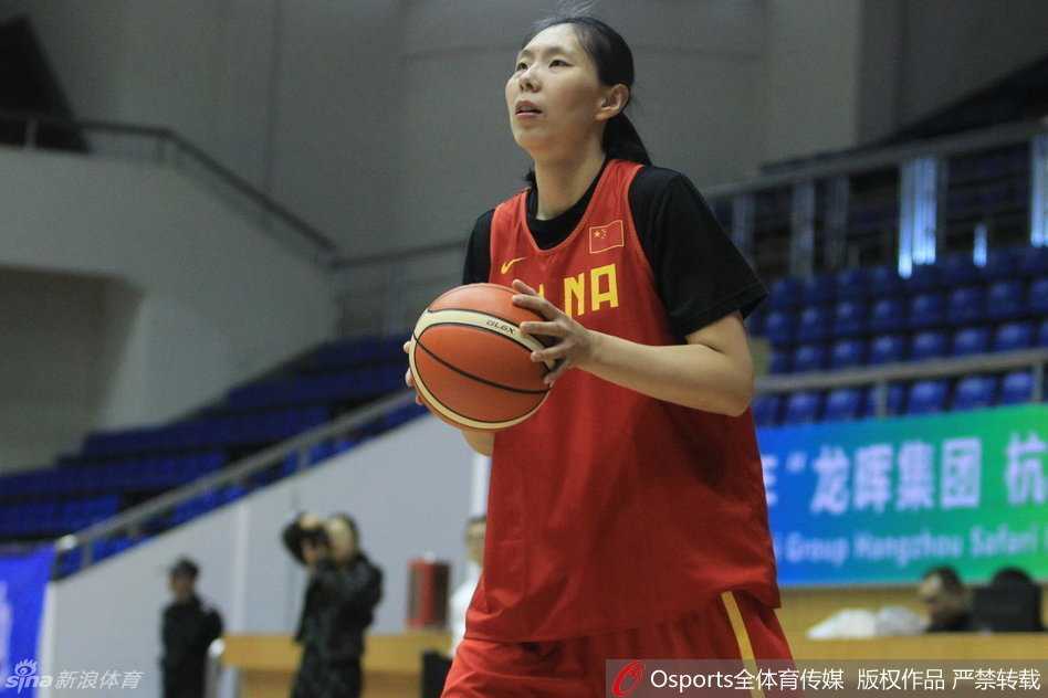 剑指里约:中国女篮巾帼们的备战故事 大学生球员吴迪表情带着些许呆萌,眼神却紧紧跟随篮球,这位“零职业联赛经验”的国手正在快速成长。