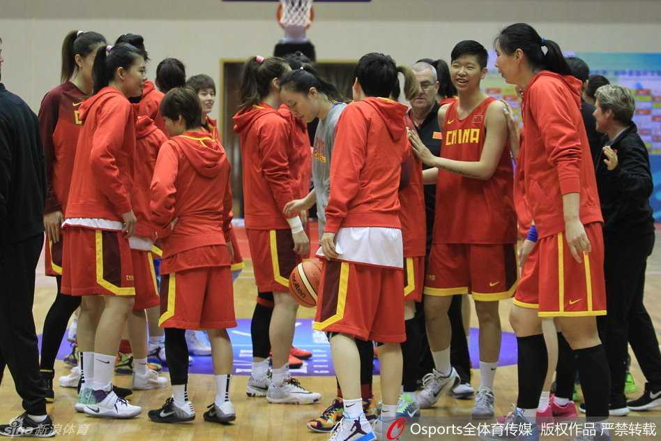 剑指里约:中国女篮巾帼们的备战故事 队长露雯在训练中全神贯注,眼神坚毅,每一个动作都透着领袖的沉稳与对胜利的渴望。