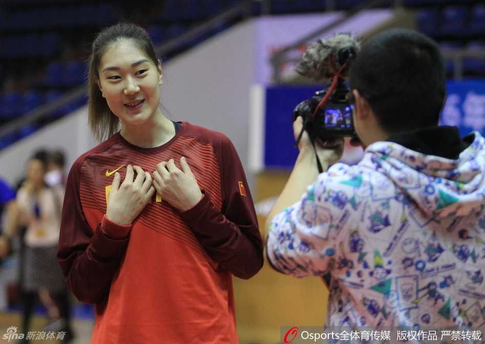 剑指里约:中国女篮巾帼们的备战故事 体能训练中,陈楠神情专注地做着俯卧撑,每一滴汗水都在诉说着一位妈妈球员重返赛场的艰辛与伟大。