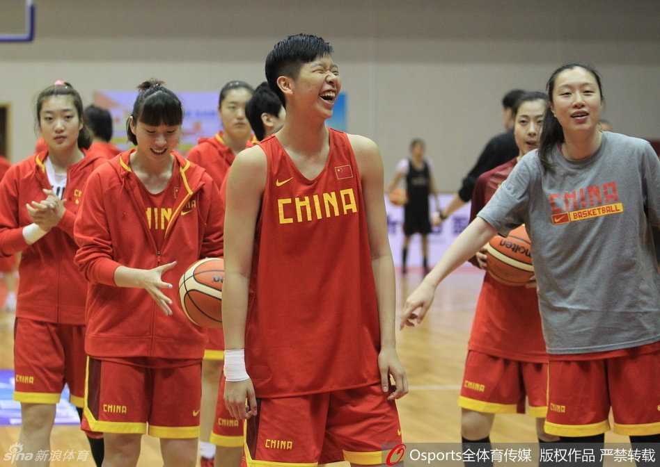 剑指里约:中国女篮巾帼们的备战故事 高颂在训练中出手投篮,姿势标准,作为球队的中生代力量,她正在打磨自己的投射技术。