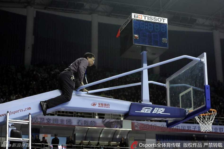 就在韩德君双手离开篮筐的瞬间，他身后的整个篮球架仍在剧烈地颤抖，仿佛在诉说着这次扣篮的巨大威力，场边的观众和摄影记者都被这一幕惊呆。