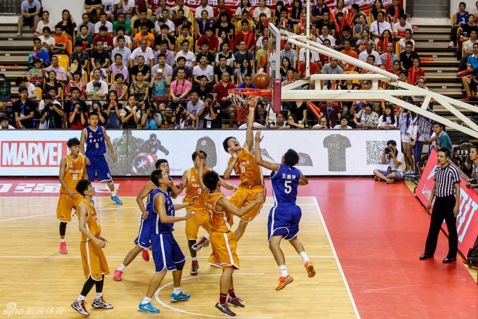 华大男篮内线核心高高跃起，在空中与对方防守球员发生激烈身体对抗后，依然稳稳地将球投向篮筐