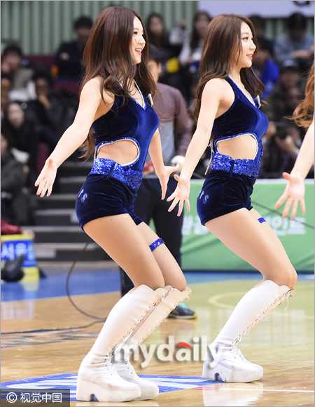 劲舞燃情,引爆篮坛:探秘韩国职业联赛拉拉队的活力密码 队员们在休息间隙依然保持灿烂笑容,与场边观众挥手互动,亲和力十足的瞬间拉近了表演者与观赛者的距离。