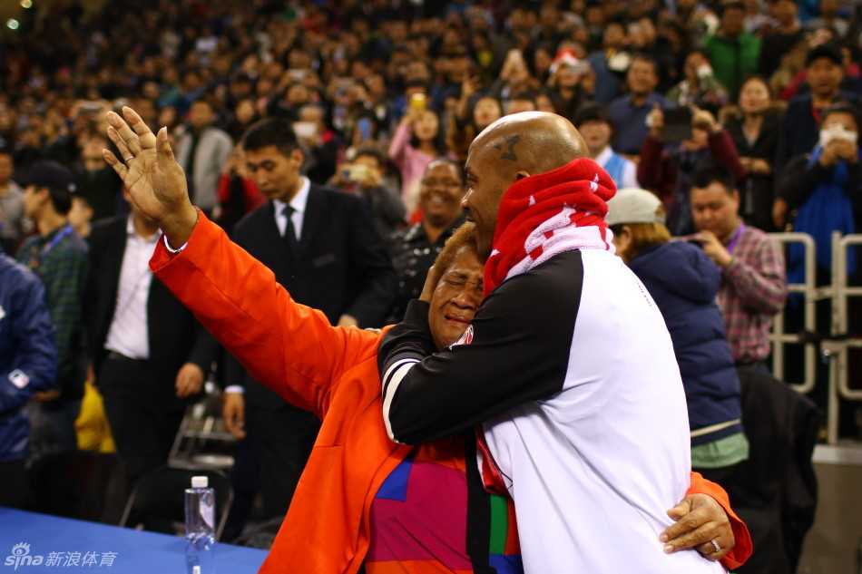 莫里斯用手指蘸着奶油轻轻点在老太太脸上，玛贝尔不仅没有生气，反而开怀大笑，一旁的马布里看着母亲的笑容，眼中满是温柔。