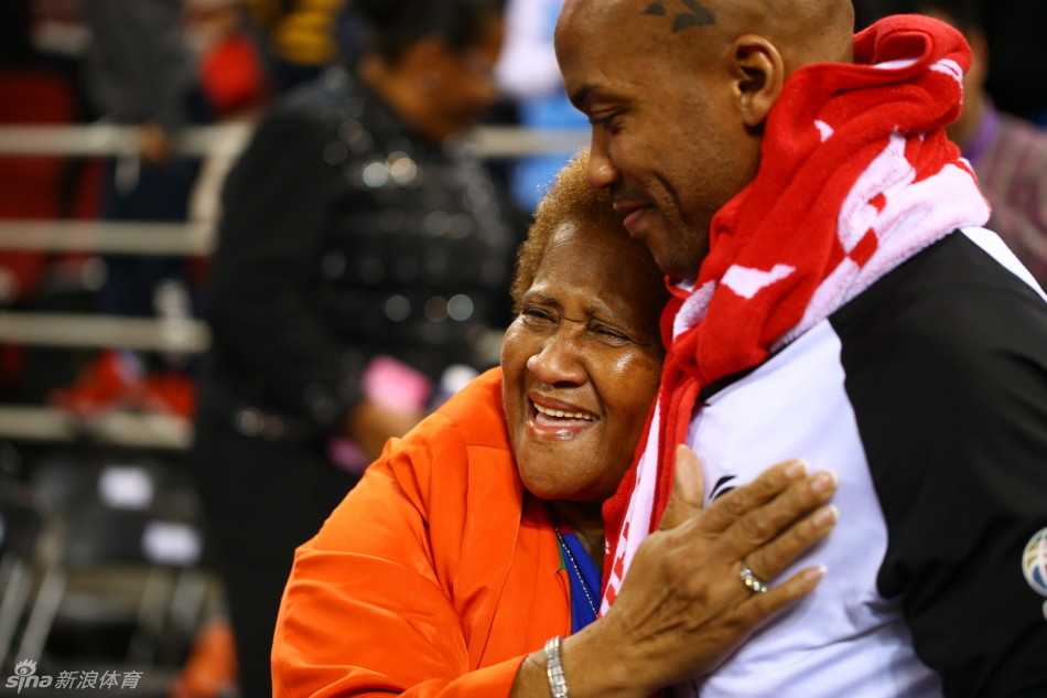 北京首钢全体队员围在一起，簇拥着马布里和他的母亲，在生日蛋糕前留下了一张珍贵的大合影，每个人的脸上都洋溢着真诚的笑容。