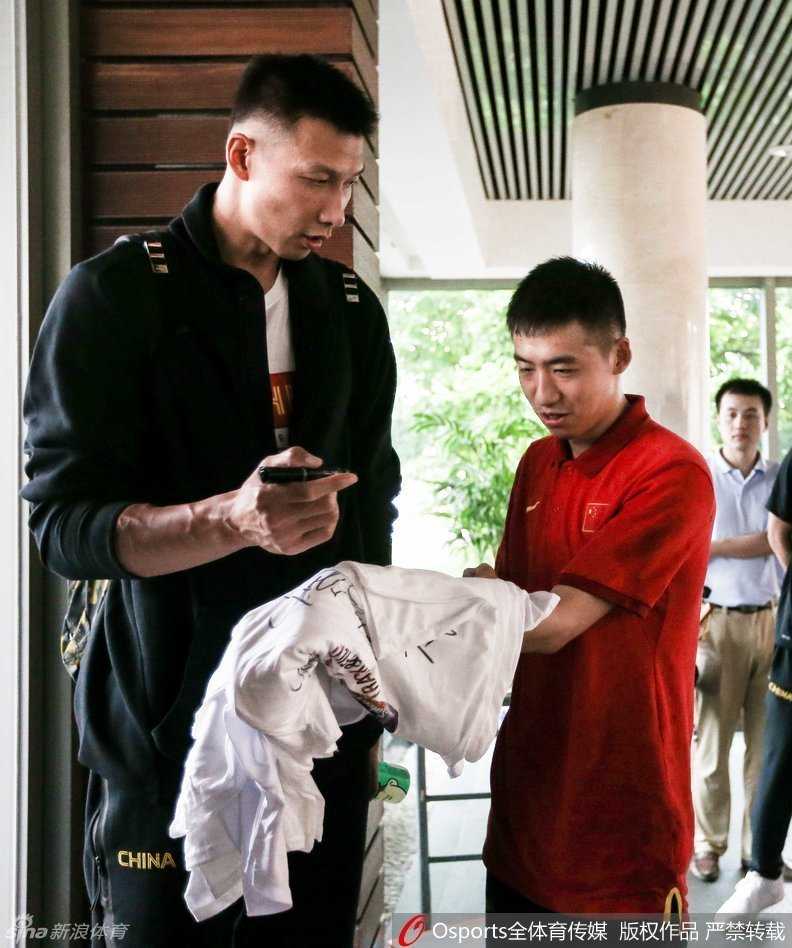 男篮后卫赵继伟拖着行李走出酒店，眼神中透着一股与年龄不符的沉稳，作为球队的大脑，他将在里约的赛场上承担起组织进攻的重任。