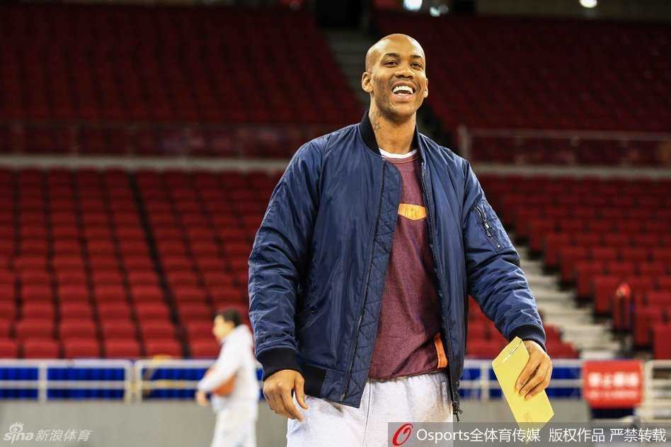 训练结束后，闵鹿蕾指导接受媒体采访，耐心解答关于球队备战的问题。