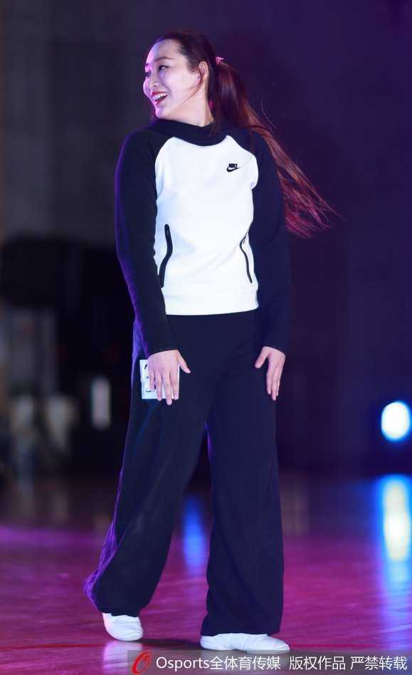 台下坐满了前来观战的观众和亲友团，他们目不转睛地盯着舞台，并用手机记录下选手们精彩的瞬间，现场氛围十分热烈。