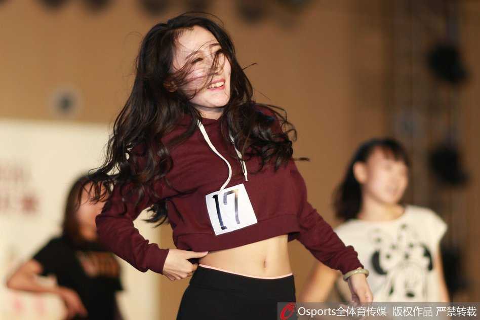 一位身着亮黄色短裙的参赛选手在舞台上尽情舞动，她充满力量的动作和自信的笑容瞬间点燃了现场评委和观众的热情。