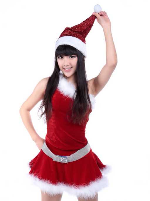 齐洁在派送礼物时轻甩秀发，发丝飞扬，她笑容甜美，手中拿着可爱的毛绒玩具，亲和力满满，展现出运动女孩活泼又温柔的一面。