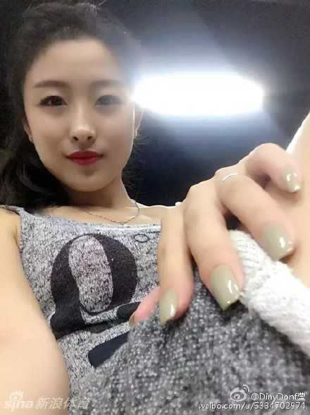 十七岁啦啦队员回家途中遭酒驾撞飞,骨折脑出血肇事者竟逃逸抵赖 赛场上的莹莹扎起干练马尾,身穿白色啦啦队服,手持金色花球,在聚光灯下全情投入舞蹈,充满活力