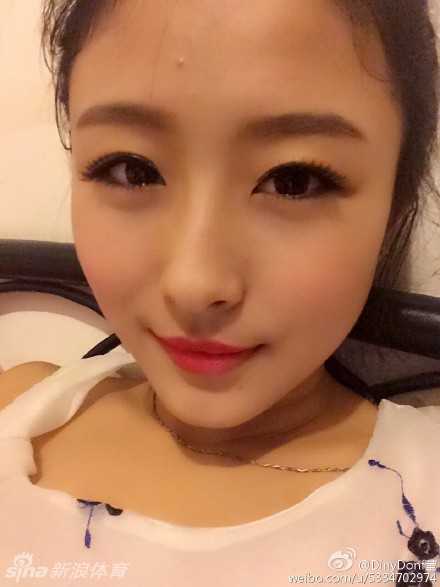 十七岁啦啦队员回家途中遭酒驾撞飞,骨折脑出血肇事者竟逃逸抵赖 黄思莹身穿粉色连帽卫衣,对着镜头俏皮地嘟起嘴巴,长发披肩,眼神清澈,尽显少女的天真烂漫