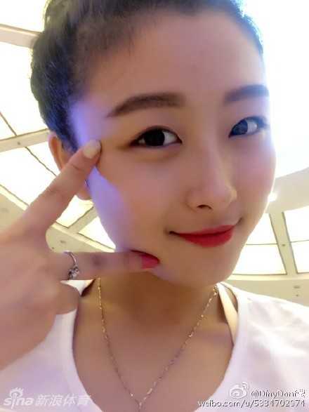 十七岁啦啦队员回家途中遭酒驾撞飞,骨折脑出血肇事者竟逃逸抵赖 阳光下的黄思莹,身披柔顺长发,身着白色露肩装,对着镜头露出治愈系的甜美微笑,背景的绿植都显得生机勃勃