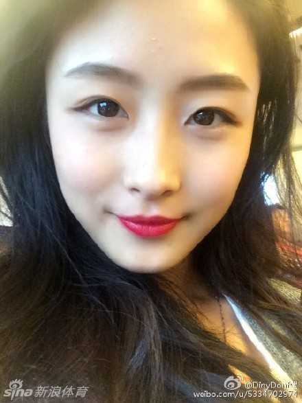 十七岁啦啦队员回家途中遭酒驾撞飞,骨折脑出血肇事者竟逃逸抵赖 黄思莹身穿亮片短裙,在镜前摆出优雅芭蕾手势,身姿挺拔,尽显专业舞者的柔韧与美丽