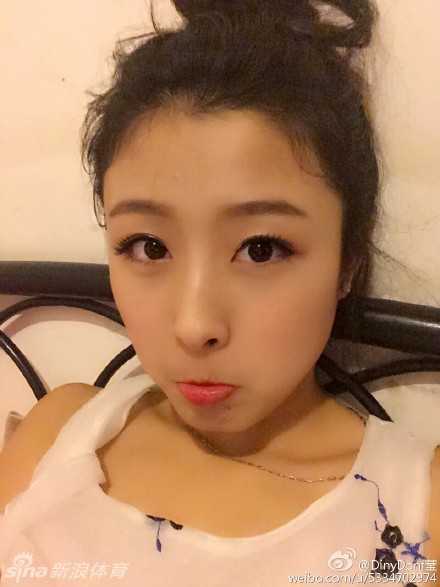 十七岁啦啦队员回家途中遭酒驾撞飞,骨折脑出血肇事者竟逃逸抵赖 黄思莹身穿深色牛仔短裙搭配简约白T恤,倚靠在栏杆上,回眸一笑,展现出生活中邻家女孩的清纯气息