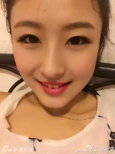 十七岁啦啦队员回家途中遭酒驾撞飞,骨折脑出血肇事者竟逃逸抵赖 莹莹身穿黑色亮片舞裙,展现出修长美腿,在舞台灯光下闪耀动人,这是她在赛场上魅力四射的瞬间