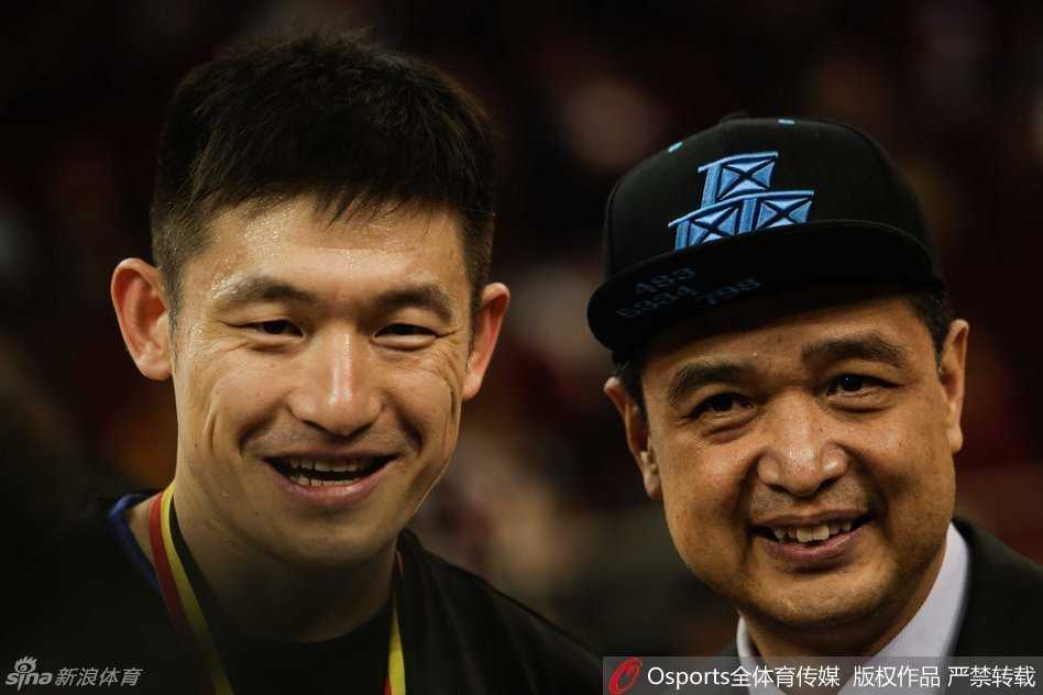 在赛后更衣室里，陈磊与昔日北京队的兄弟们紧紧相拥，虽然如今各为其主，但这份袍泽之谊在相拥的瞬间变得更加深厚，令人动容。