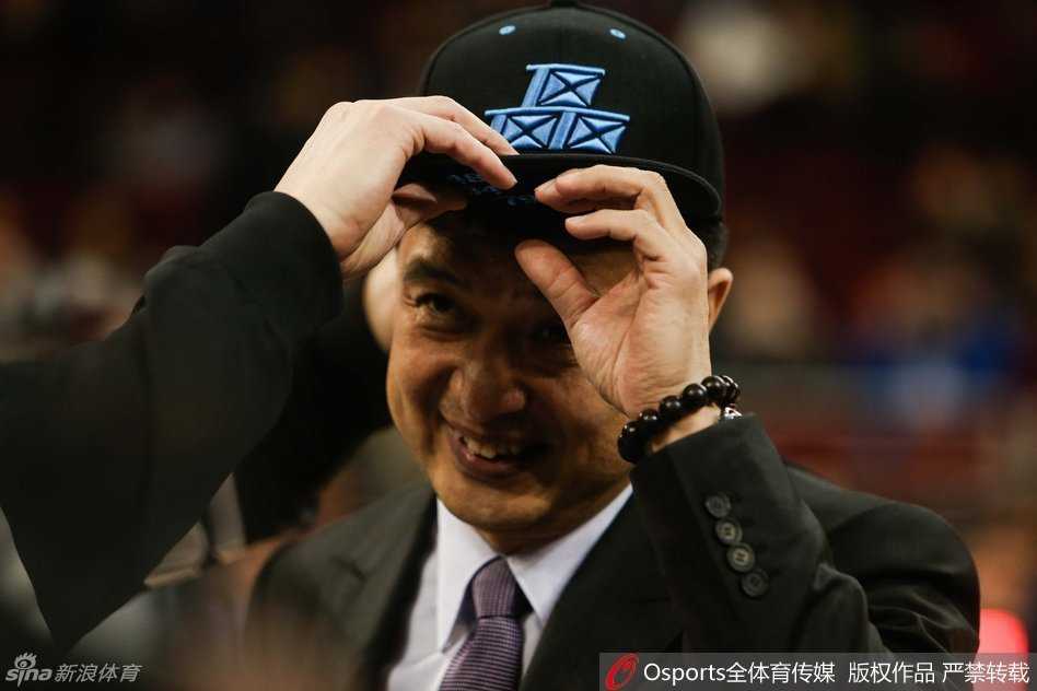 接过戒指的陈磊难掩激动，他高高举起右手，张开五指，向全场展示这枚刚刚戴在无名指上的总冠军戒指，仿佛在告诉所有人：这份荣耀，他铭记于心。