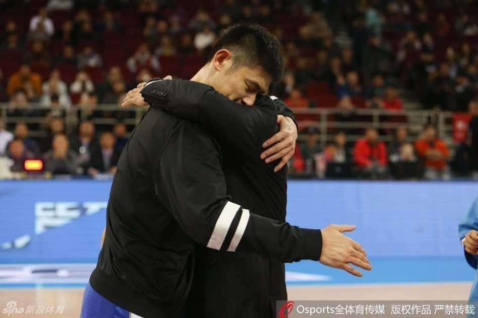 陈磊手握话筒，眼含热泪动情发表感言，身后的巨大显示屏上正是他在北京队效力时的画面，时光荏苒，不变的是他对这片球场和球迷的深深眷恋。