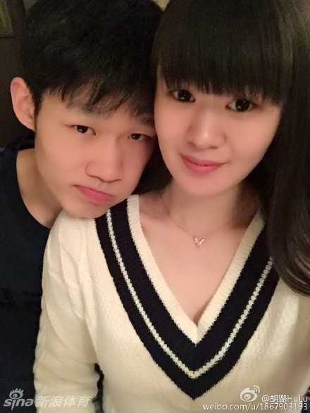 十年相爱路:广厦球星胡金秋与妻子的甜蜜瞬间 胡金秋从背后环抱王璐,两人穿着休闲的情侣装,在镜头前展现出恋人间的默契与亲昵。