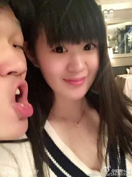 十年相爱路:广厦球星胡金秋与妻子的甜蜜瞬间 在一片美丽的自然风光前,胡金秋温柔地注视着身边的王璐,王璐则对着镜头露出幸福而羞涩的微笑。