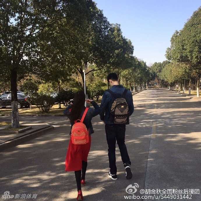 十年相爱路:广厦球星胡金秋与妻子的甜蜜瞬间 在一家温馨的咖啡馆内,两人相对而坐,桌上放着两杯饮品,他们看着彼此,眼神中充满了爱意与眷恋。