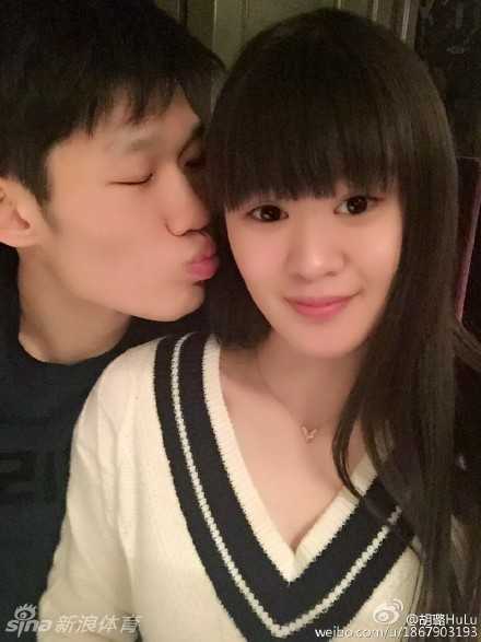 十年相爱路:广厦球星胡金秋与妻子的甜蜜瞬间 两人依偎在夜景中,身后的城市灯火璀璨,却不及他们眼中对彼此的深情与温柔。