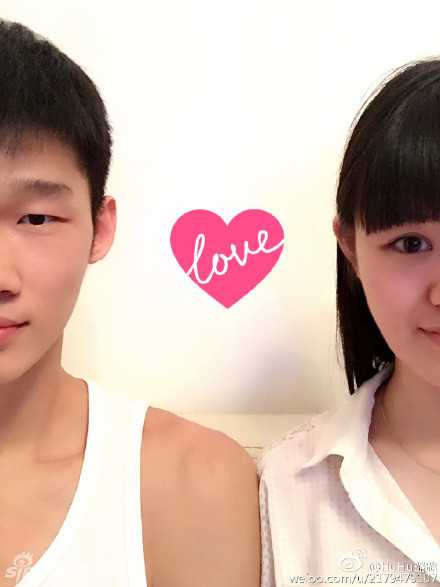 十年相爱路:广厦球星胡金秋与妻子的甜蜜瞬间 画面中的两人身处古色古香的回廊中,胡金秋身穿简洁的T恤,王璐则是一袭白色长裙,两人相视而笑,仿佛整个世界都安静了下来。