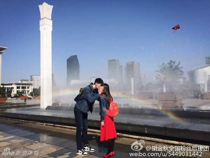 十年相爱路:广厦球星胡金秋与妻子的甜蜜瞬间 胡金秋与王璐青涩同框,两人笑容灿烂,王璐甜蜜地靠在胡金秋肩头,画面洋溢着青春的气息。