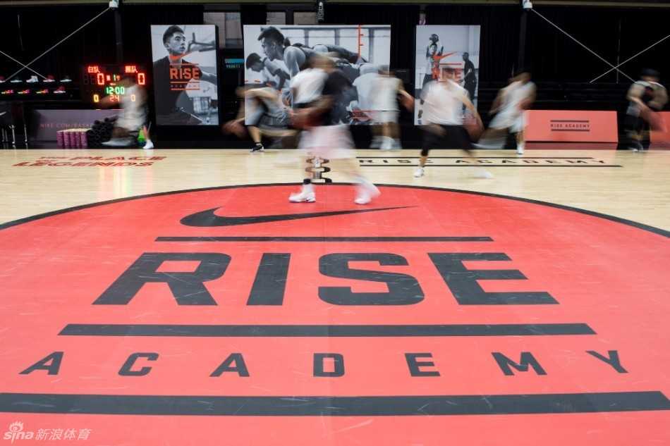 Nike Hyperdunk 2016精英版球鞋特写，Flyknit编织鞋面如袜般贴合，全掌可视Zoom Air气垫仿佛蕴含着无限的能量与回弹。