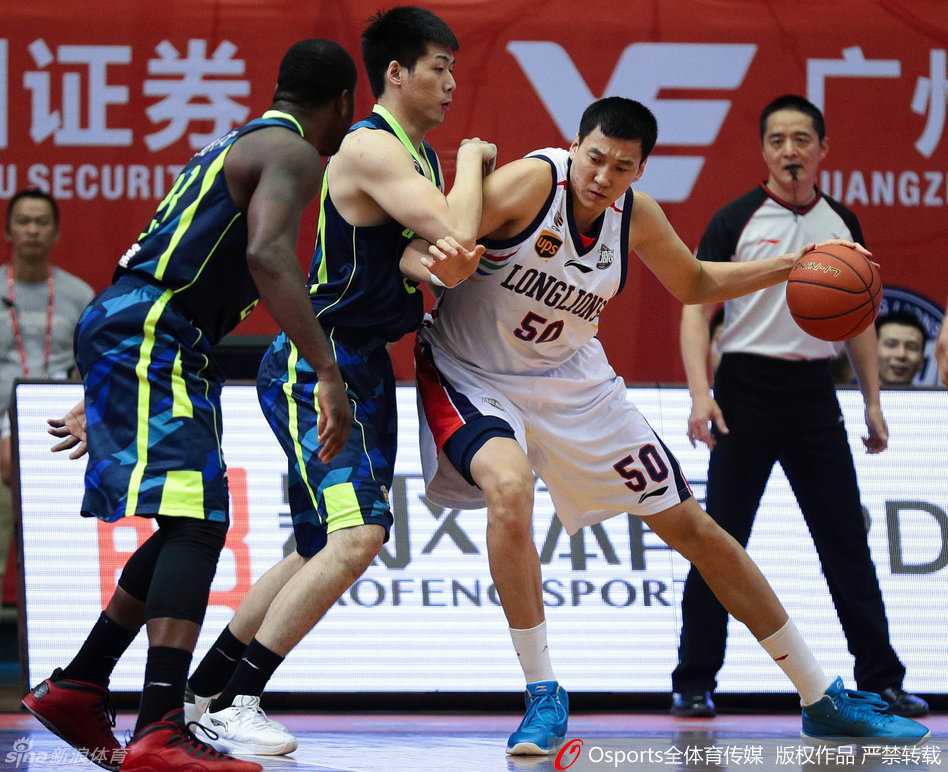 斯隆压低重心篮球悬于腰间，眼神瞥向篮筐，下一秒便是疾风骤雨般的单打突袭