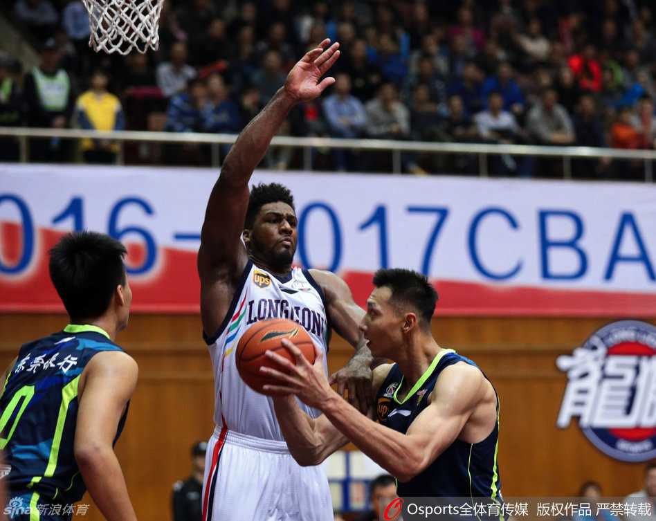 周鹏得球瞬间猛然转身，肌肉线条紧绷如弓，他将球队的攻坚重任一肩扛起