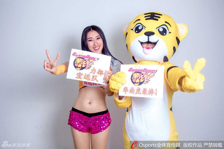 表演间隙，一位长发披肩的篮球宝贝亲昵地挽住吉祥物毛茸茸的胳膊，两人并肩而立，对着镜头绽放出灿烂的笑容，仿佛亲密无间的战友，共同守护着这片赛场的热血与梦想。