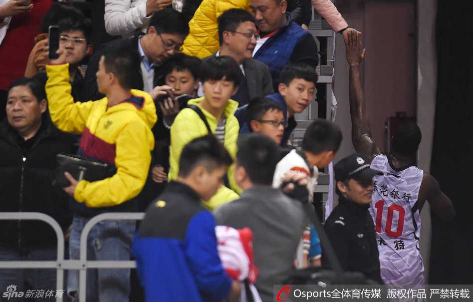 场边的杜锋指导神情专注，双手叉腰凝视着场上队长周鹏的跑位，他的每一个眼神都是对弟子无声的战术指令。