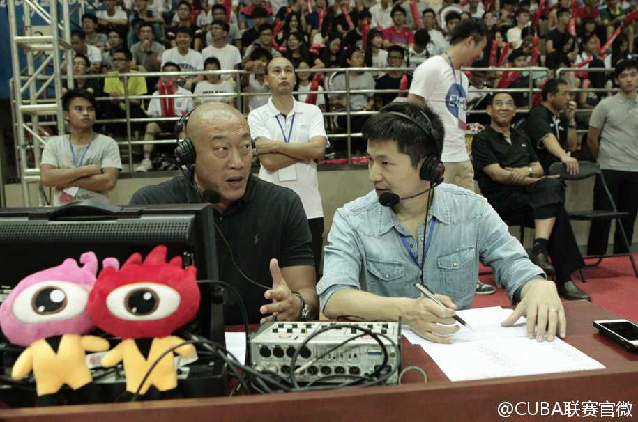 汕大队员在快攻中送出精妙击地传球，皮球穿越防守球员的指尖，精准地找到跟进的队友，瞬间撕开了广工大的防线。