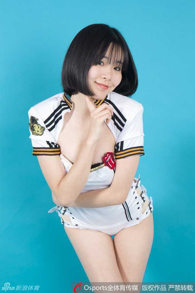 回眸一笑百媚生，手中的花球如同绽放的烟火。这一刻，她仿佛将德比战的所有压力都化作了迷人的风采。