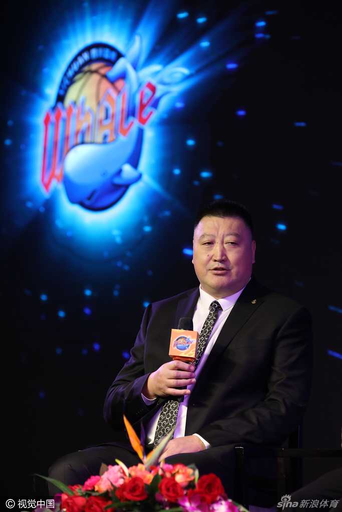 发布会上哈达迪与哈里斯等队友互动交流，虽然语言不同，但篮球是他们的共通语言。