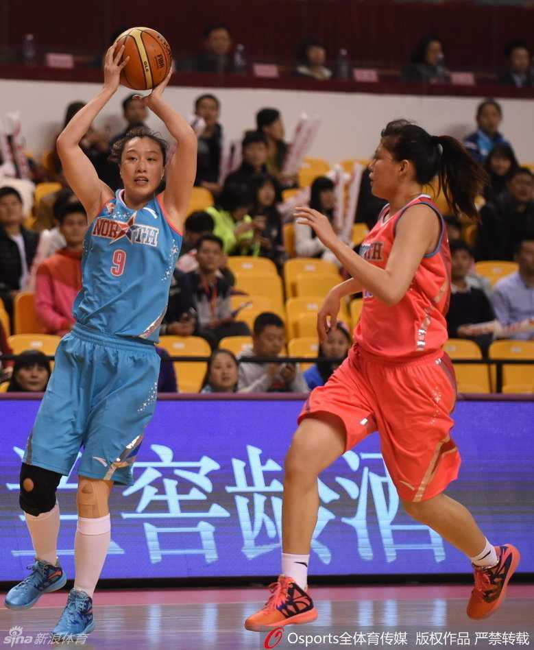 黄品蓁沿底线快速突破，面对补防高高跃起，指尖轻柔拨球，上演一出精彩的空中拉杆上篮。