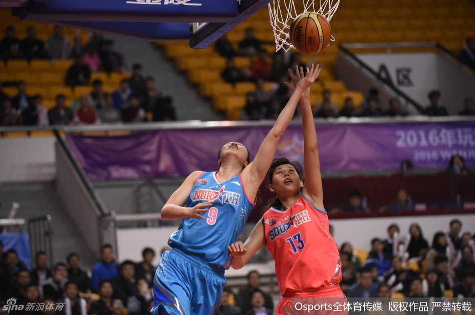 纪妍妍持球突破，如利刃般撕开防守，身体在空中优雅对抗后，柔和地将球送向篮筐。