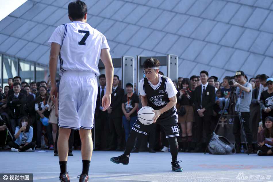 面对王仕鹏的背身单打，董成鹏张开双臂全神贯注地防守，尽管身材和力量上不占优势，但他的防守架势有模有样，眼神中闪烁着与高手过招的兴奋光芒。