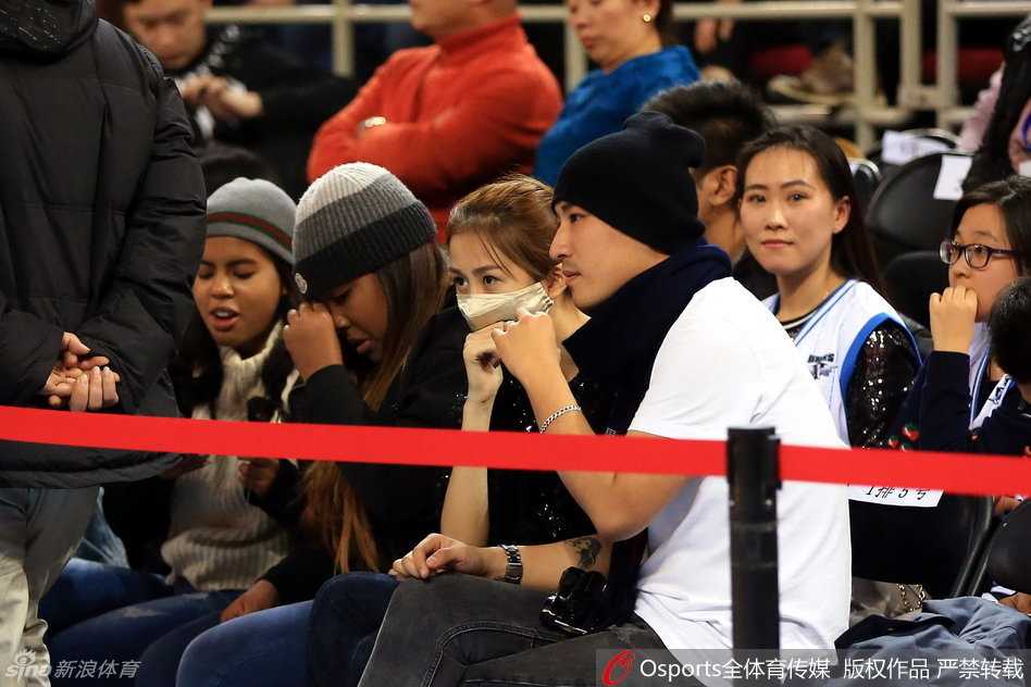 陈露与友人并肩走入球场通道，回眸瞬间被镜头捕捉，步履间洋溢着超模般的风采。