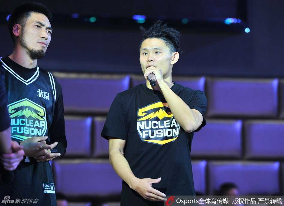 可兰白克体育中心盛大开幕 周琦吴悠助阵点亮新疆篮球之夜 动感音乐中篮球宝贝们身穿亮黄色热舞服激情热舞,高举的双臂和飞扬的发丝让开幕式现场瞬间升温,青春活力与篮球激情撞个满怀