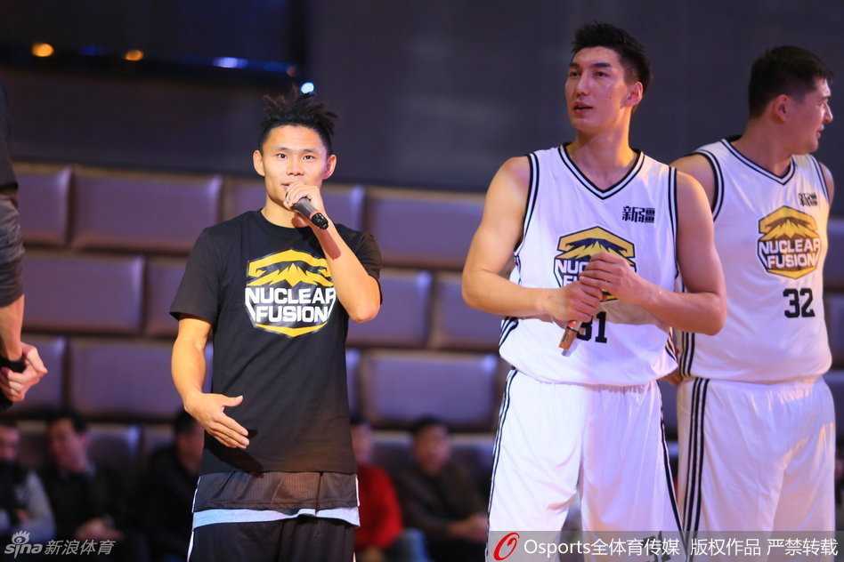 可兰白克体育中心盛大开幕 周琦吴悠助阵点亮新疆篮球之夜 吴悠手握话筒站在球场中央,标志性的地沟头配上认真神情,正对着麦克风向现场篮球少年讲述街球精神与梦想的力量