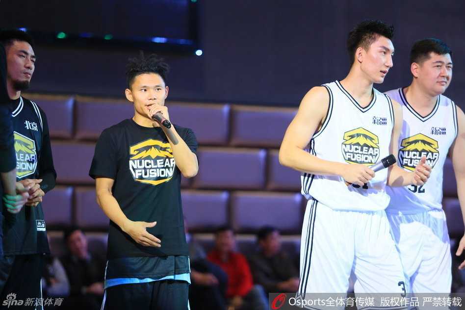 可兰白克体育中心盛大开幕 周琦吴悠助阵点亮新疆篮球之夜 可兰白克手握话筒向来宾致辞,身后巨大的背景板上印着他职业生涯的高光瞬间,坚毅的眼神中透露出对家乡篮球未来的无限期待