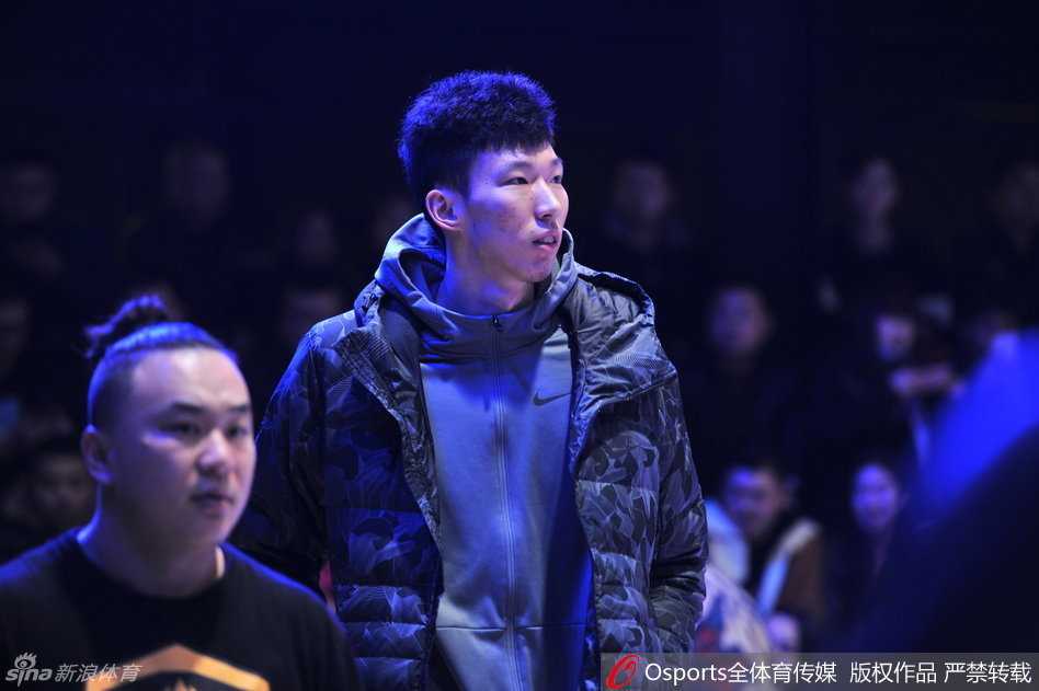 可兰白克体育中心盛大开幕 周琦吴悠助阵点亮新疆篮球之夜 周琦面带微笑步入开幕式现场,身披羽绒服仍难掩修长身形,球迷纷纷举起手机捕捉这位中国男篮未来之星的风采