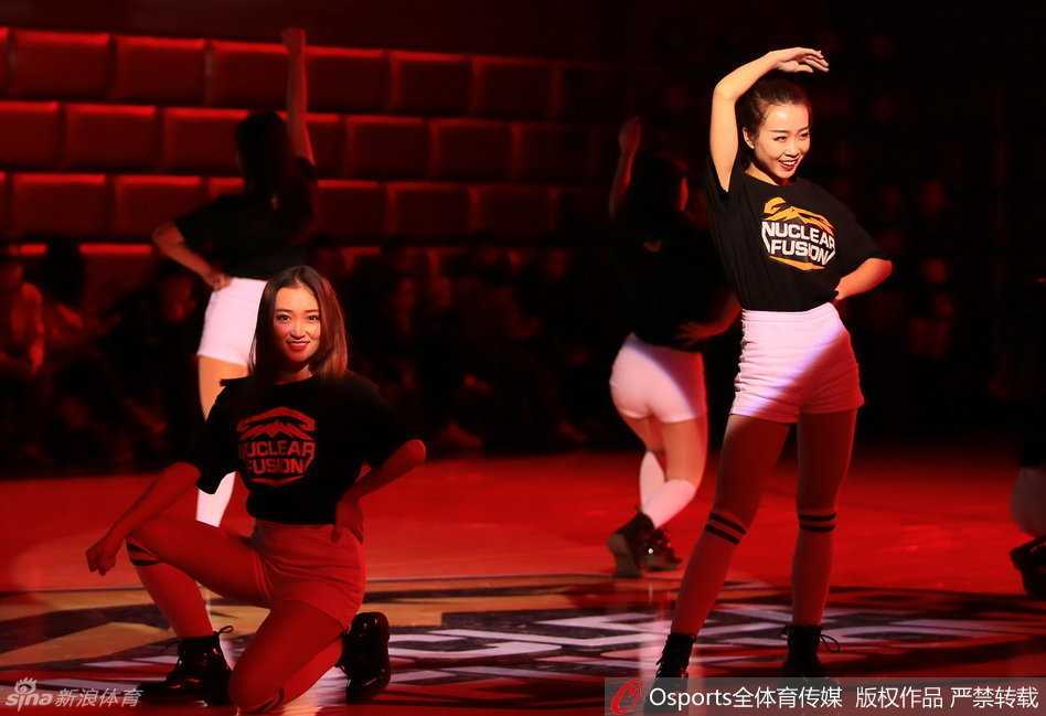 可兰白克体育中心盛大开幕 周琦吴悠助阵点亮新疆篮球之夜 开幕式剪彩仪式上可兰白克与周琦并肩而立,红绸花球被高高托起,两位新疆篮球骄子的同框定格成当晚最经典的画面